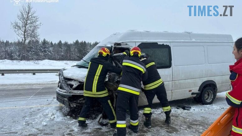 Ранкова ДТП поблизу Житомира: рятувальники за допомогою спецзасобів визволяли водія з пастки