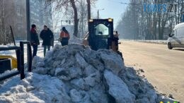 Льодова пастка: Житомирські комунальники у посиленому режимі бореться зі зледенінням на дорогах та тротуарах