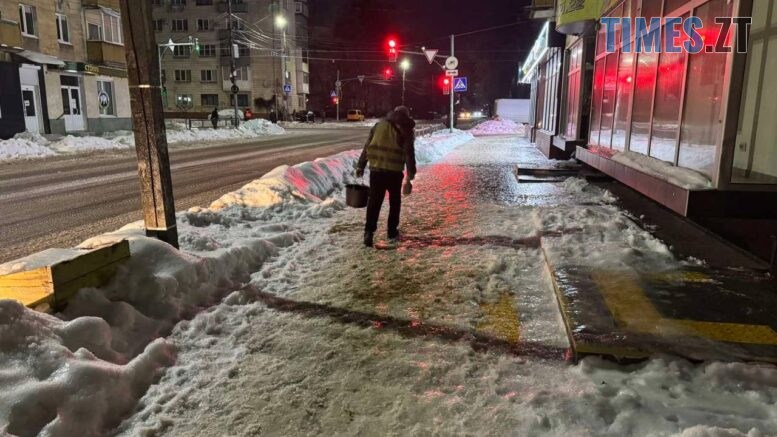 Місто під шаром криги: Житомирян закликали залишатися вдома, а школярів перевели на дистанційку