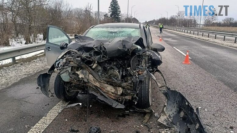 На Звягельщині не розминулися позашляховик та вантажівка: є постраждалі