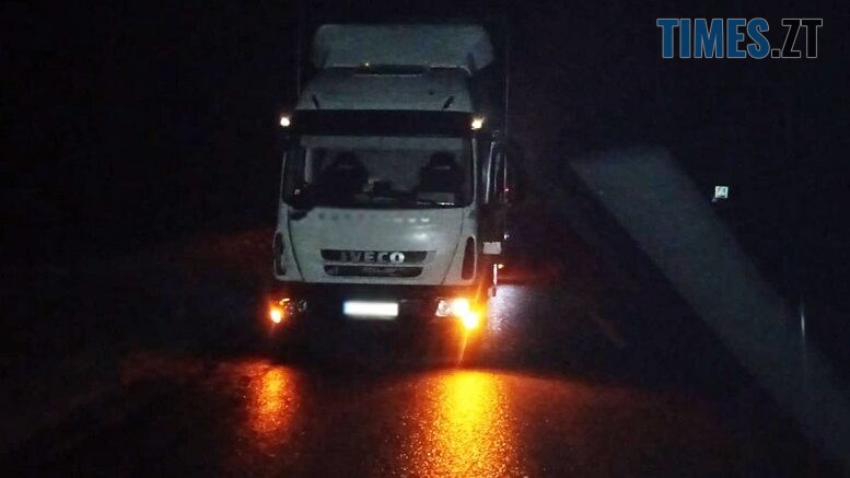 Поліція просить допомогти встановити особу пішохода, який потрапив під колеса вантажівки неподалік Житомира