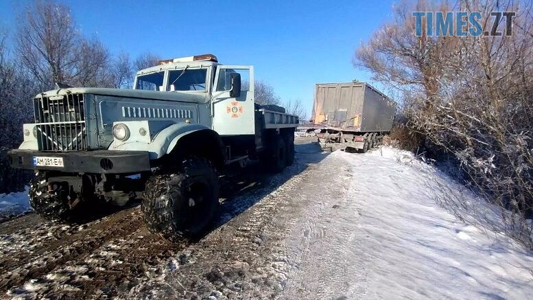 На Житомирщині рятувальники визволяли «швидку» та вантажівку зі снігової пастки