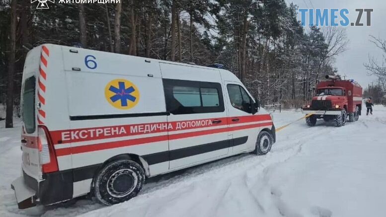 Сніговий полон: На Житомирщині рятувальники визволяють із заметів карети «швидкої» та розчищають автошляхи