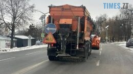 На дорогах Житомирщини борються з ожеледицею та «чорним льодом»: працює спецтехніка