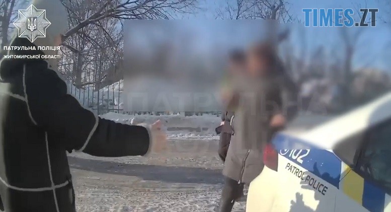 На трасі Київ — Ковель патрульні допомогли жінці з важкою травмою