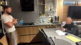 Килим із доларів та елітний гардероб: як начальник продслужби на Дніпропетровщині наживався на пайках солдатів