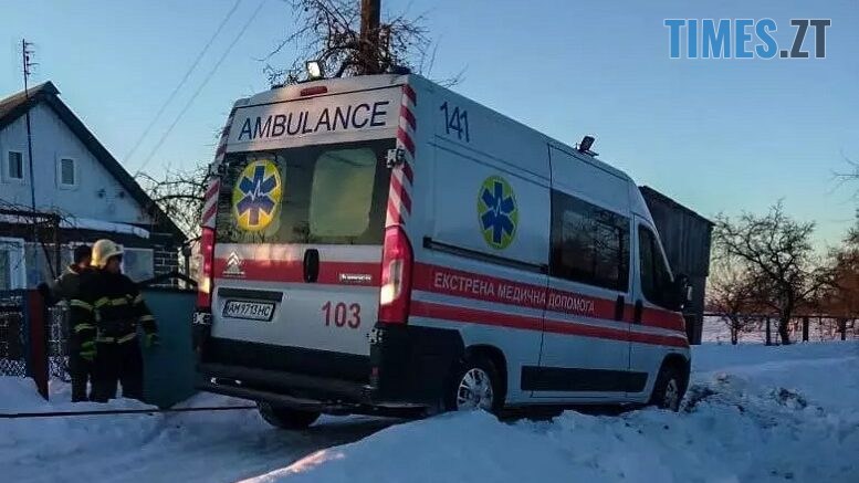 На Житомирщині рятувальники визволили «швидку», що застрягла на слизькому узбіччі