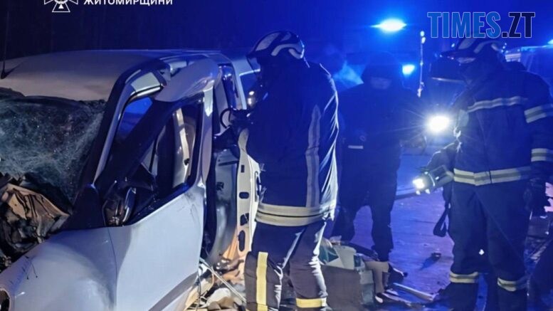 Ранкова ДТП поблизу Житомира: рятувальники визволяли водія із понівеченого авто