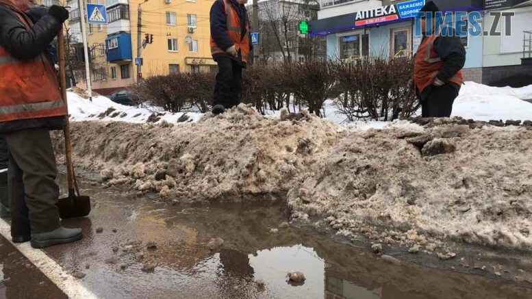 У Житомирі через потепління ліквідовують підтоплення на вулицях