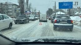 Сніговий колапс у Житомирі: водії штовхають авто, а місто «завмерло» в заторах