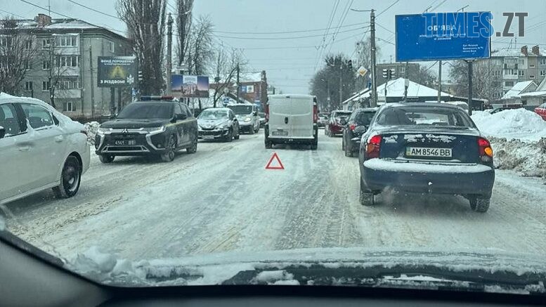 Сніговий колапс у Житомирі: водії штовхають авто, а місто «завмерло» в заторах