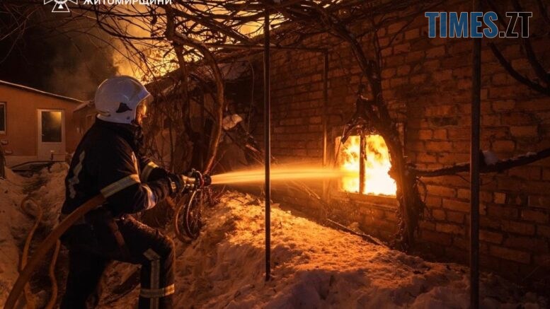 У Бердичеві вночі палало приватне домоволодіння: рятувальники запобігли масштабній пожежі