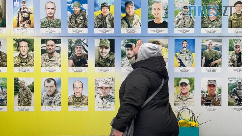 Річниця повномасштабного вторгнення в Житомирі: покладання квітів, молитва і виставки