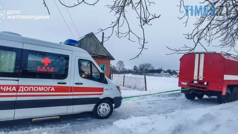 У Коростенському районі рятувальники визволили «швидку» із заметів та допомогли доправити пацієнта