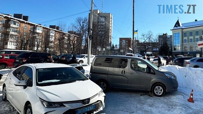 Розлютився через відмову: під Житомиром таксист з автоматом напав на людей на зупинці