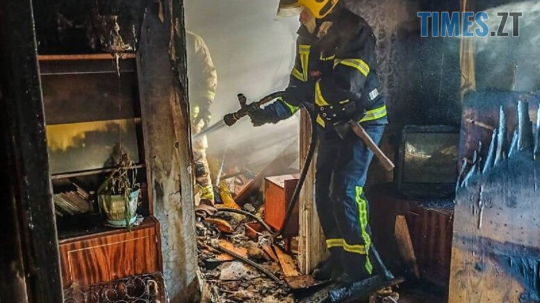 Ранковий порятунок у Коростені: вогнеборці вивели літню жінку із задимленої п'ятиповерхівки
