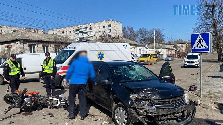 У Радомишлі на перехресті не розминулися автомобіль та мотоцикл: є постраждалий