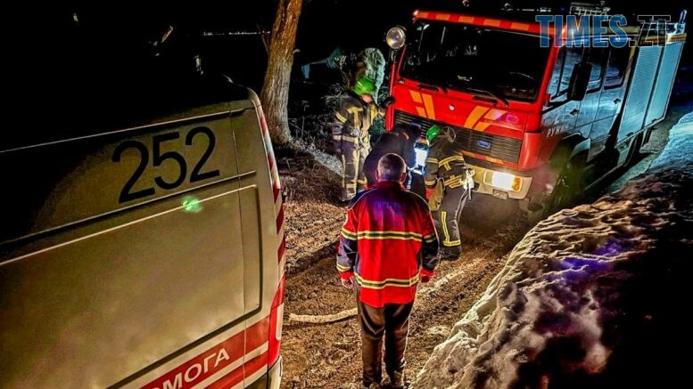 Бердичівські рятувальники витягли «швидку», що застрягла в багнюці