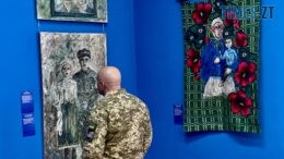 Мистецтво на килимах: виставка "Квіти цвітуть" Ірини Вишневської у музеї в Житомирі