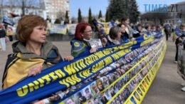 У Житомирі розгорнули 380-метровий прапор з портретами полонених і безвісти зниклих воїнів