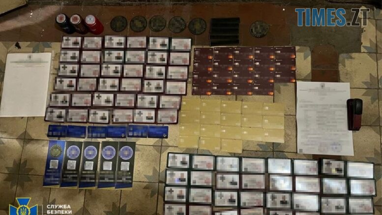 У Києві СБУ знешкодила масштабну схему виробництва фейкових посвідчень для «ухилянтів»