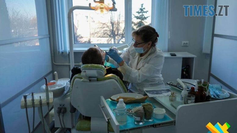 Безоплатна стоматологія та зубопротезування: хто та як може отримати послуги у комунальних поліклініках міста