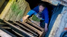 У Коростені рятувальники діставали з двометрової пастки травмовану жінку
