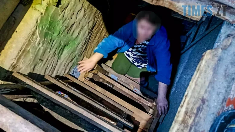 У Коростені рятувальники діставали з двометрової пастки травмовану жінку
