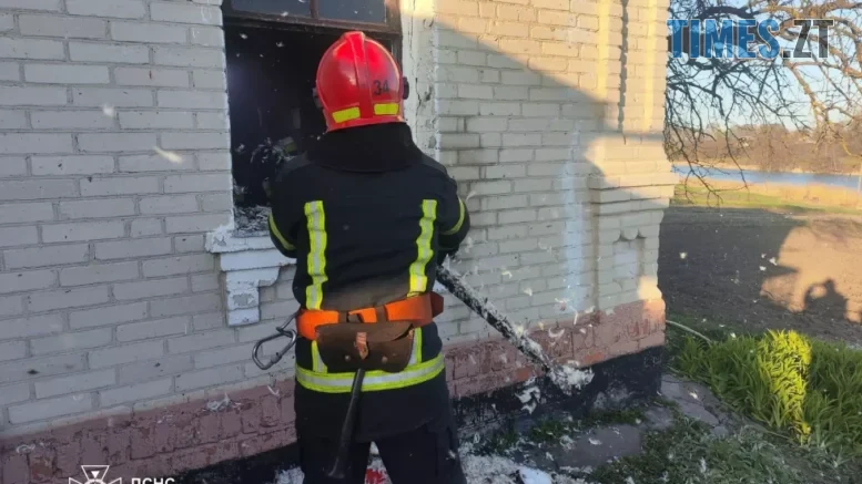 На Бердичівщині вогнеборці винесли з палаючого будинку літню пару