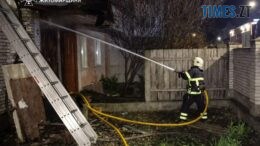 Нічний порятунок у Житомирі: рятувальники вивели літнього чоловіка з палаючого будинку