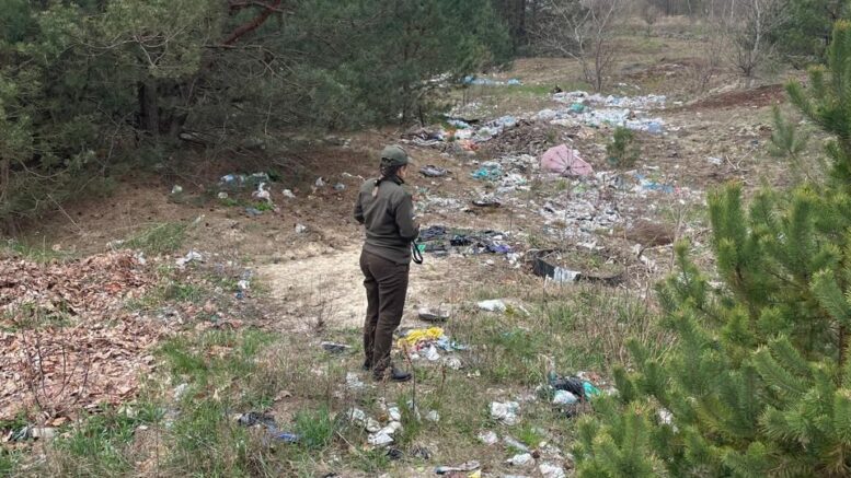 Боротьба зі звалищами та незаконними парканами: екоінспектори перевірили громади Житомирщини