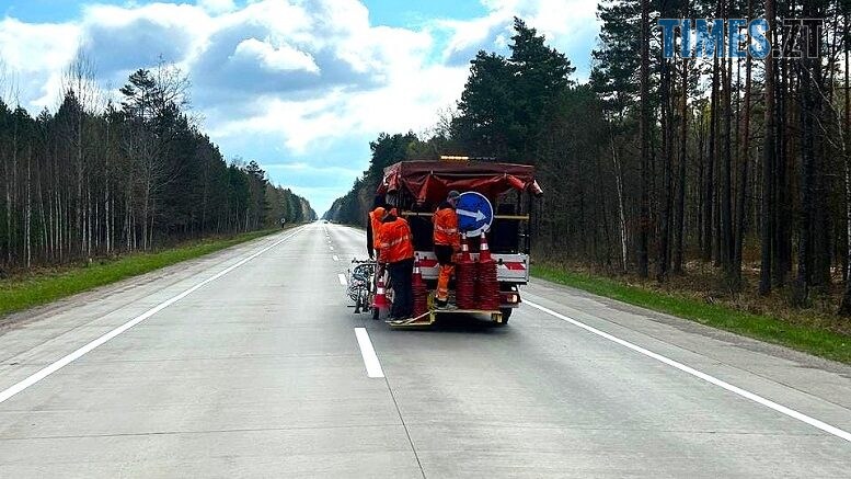 На «Варшавці» в межах Житомирщини оновлюють дорожню розмітку: водіїв закликають до уваги