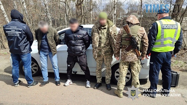 У багажнику та під будматеріалами: на Коростенщині затримали перевізників «ухилянтів»