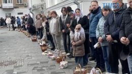 У храмах Житомира вже освячують великодні кошики