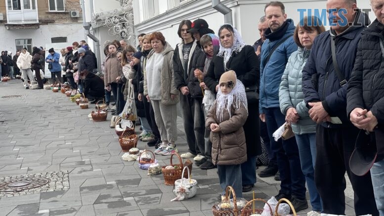 У храмах Житомира вже освячують великодні кошики