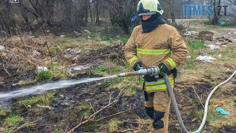 На Житомирщині під час пожежі сухостою постраждав літній чоловік