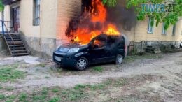 У Бердичеві спалахнула автівка біля житлового будинку