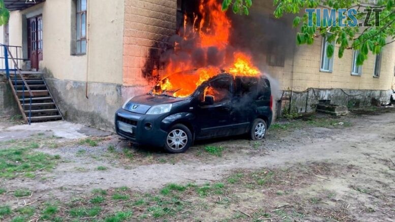 У Бердичеві спалахнула автівка біля житлового будинку