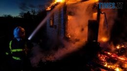 На Житомирщині вночі горів приватний будинок: полум’я охопило дах оселі