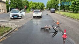 У Бердичеві під колеса легковика потрапила літня велосипедистка