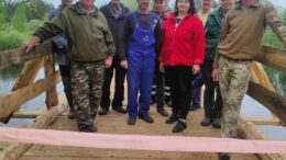 Сила громади: у селі на Житомирщині ветерани та пенсіонери власноруч відбудували 37-метровий міст