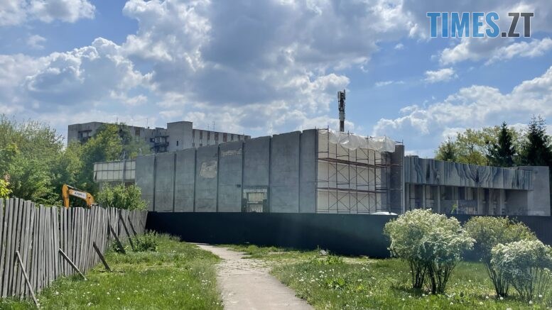 Почали демонтаж колишнього кінотеатру "Космос" у Житомирі