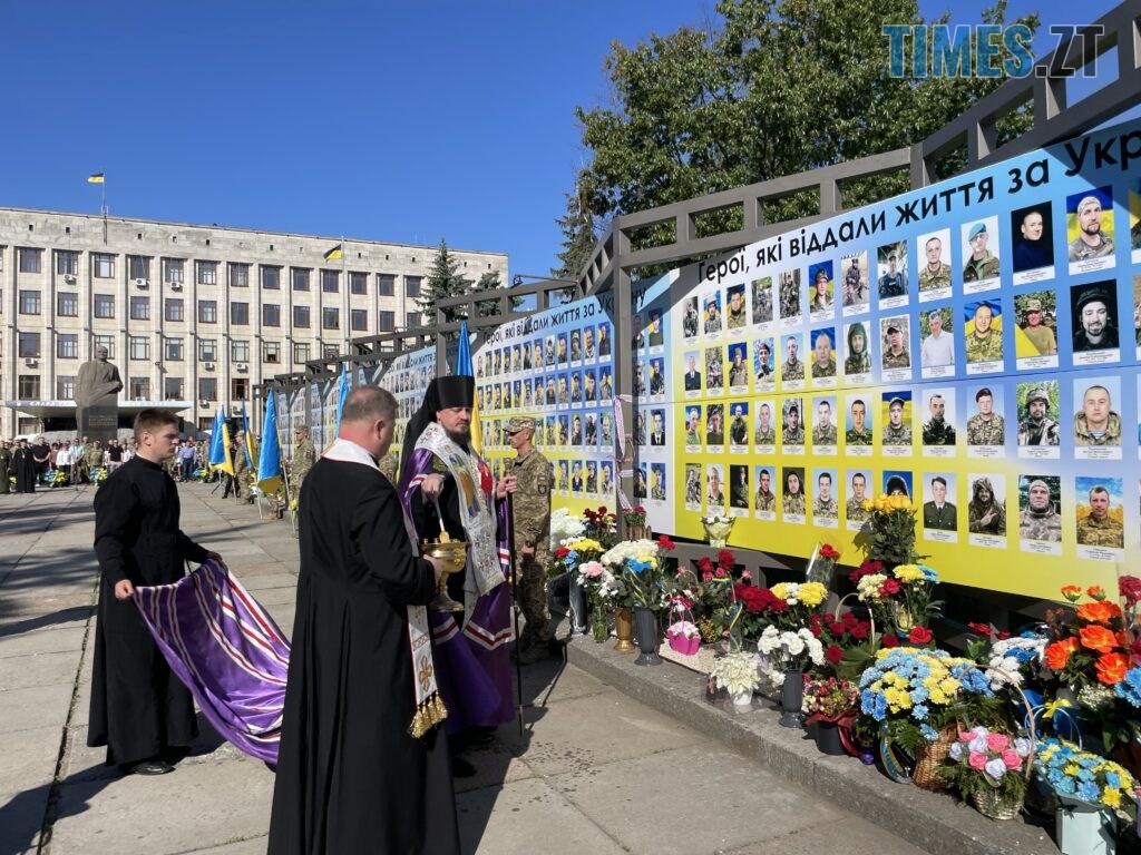 У Житомирі відкрили стенд на “Алеї слави Героїв” та вручили відзнаку «Мужність. Честь. Звитяга» (ФОТО)
