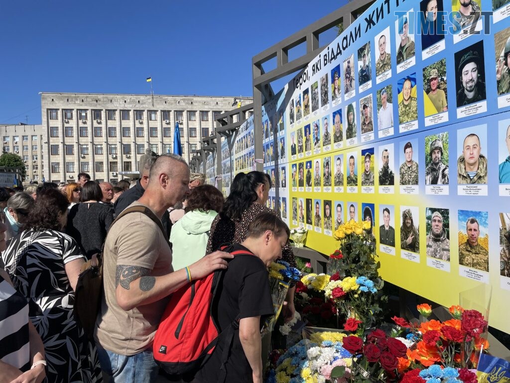 У Житомирі відкрили стенд на “Алеї слави Героїв” та вручили відзнаку «Мужність. Честь. Звитяга» (ФОТО)