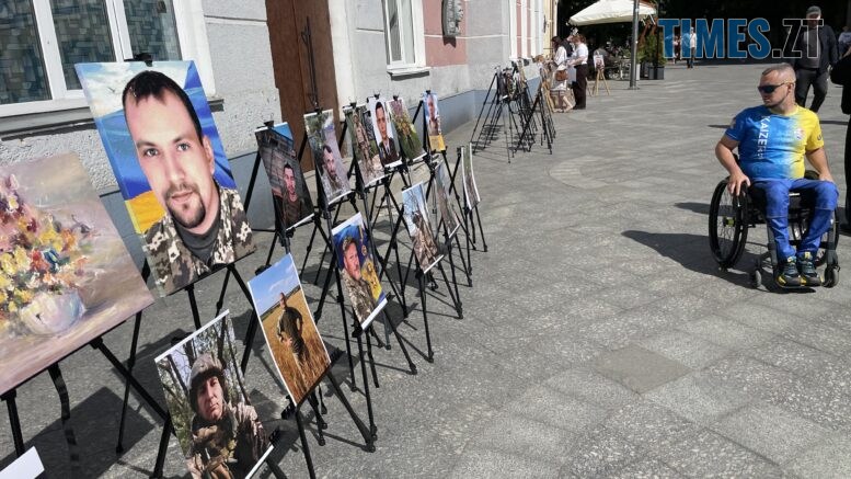 На Михайлівській проходить виставка "Обличчя стійкості" з портретами загиблих воїнів