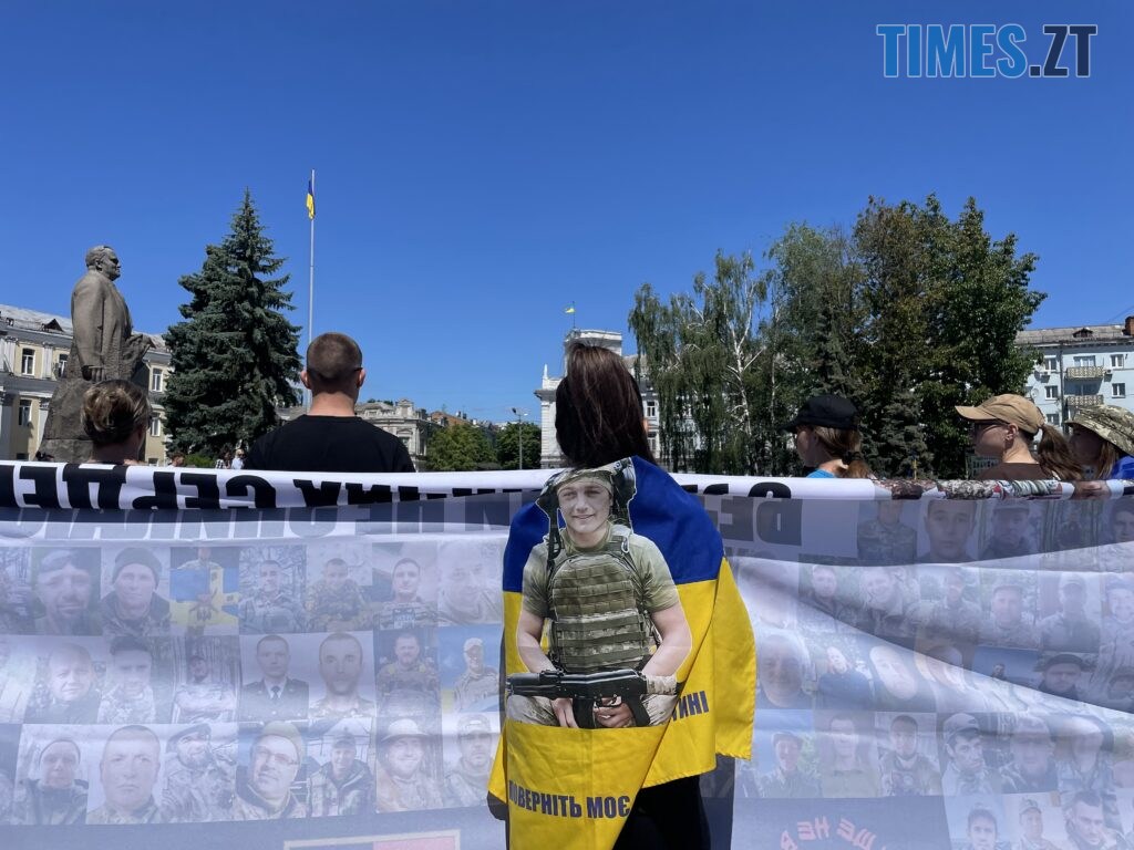 “Скільки ще?”: у Житомирі провели акцію-нагадування про полонених та зниклих воїнів (ФОТО)
