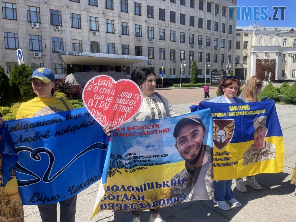 “Скільки ще?”: у Житомирі провели акцію-нагадування про полонених та зниклих воїнів (ФОТО)