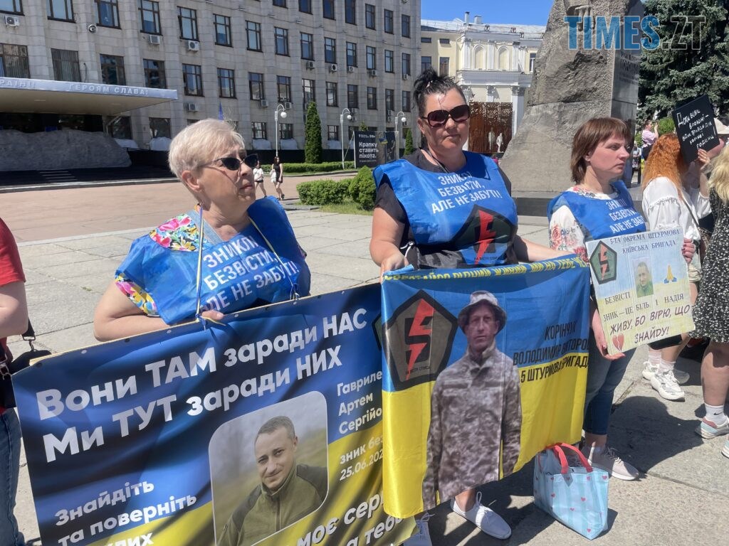 “Скільки ще?”: у Житомирі провели акцію-нагадування про полонених та зниклих воїнів (ФОТО)