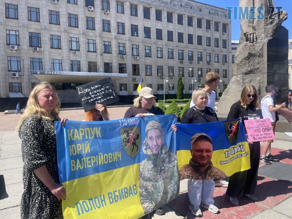 “Скільки ще?”: у Житомирі провели акцію-нагадування про полонених та зниклих воїнів (ФОТО)