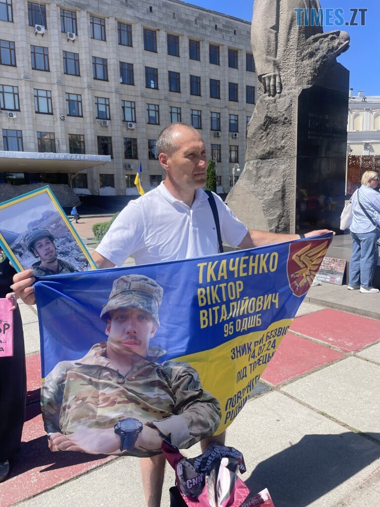 “Скільки ще?”: у Житомирі провели акцію-нагадування про полонених та зниклих воїнів (ФОТО)